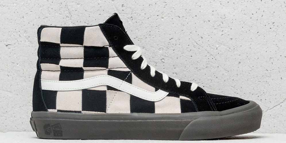 Taka Hayashi Balik dengan Motif  Papan Catur  di Sepatu Vans  