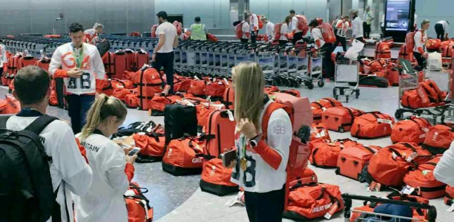 Balada Tas Merah Kontingen Inggris Berserakan Di Bandara