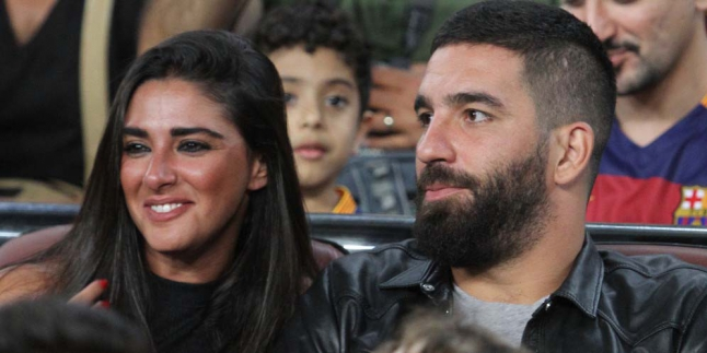 Belum Bisa Tanding, Bintang Barca Arda Turan Asyik Liburan Bareng Pacar