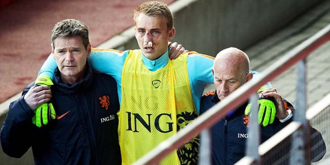 Brak! Huntelaar Bikin Hidung Cillessen Patah