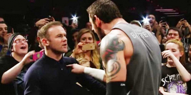 Digampar Rooney, Pegulat WWE Ini Sambangi Old Trafford