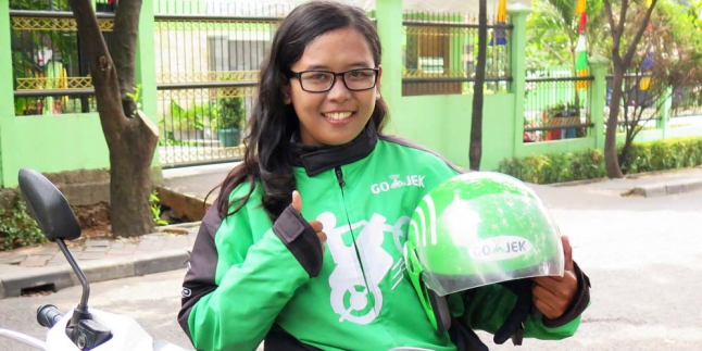 Ini Kisah Realita Dewi, Supir Go-Jek Perempuan yang Tangguh thumbnail