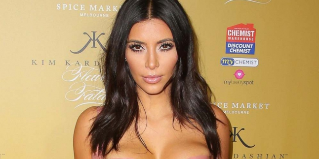 Kim Kardashian Numpang Eksis di Film 'Absolutely Fabulous' thumbnail