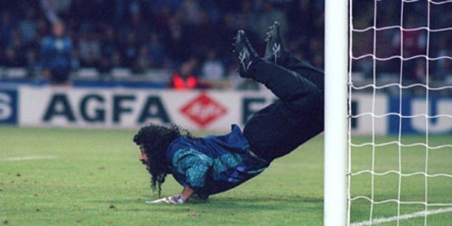 Kiper Nyentrik Higuita Ulang Aksi Scorpion Kick