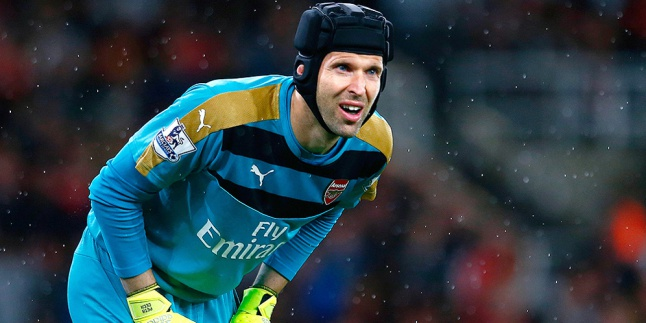 Kocak, Adidas Malah Kirim Sarung Tangan Cech ke Markas Chelsea