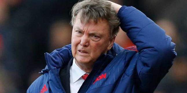 LvG Tak Dipecat, Fans MU Minum Urine Sendiri