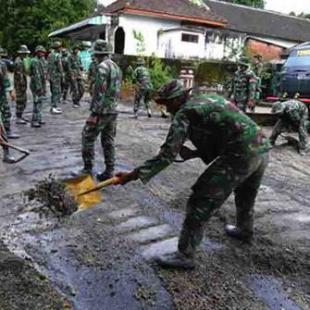 Gaji Minim, Babinsa Di Manado Ngojek thumbnail