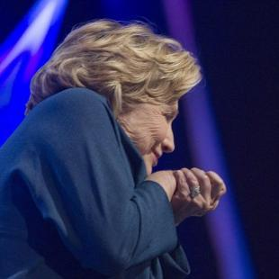 Hillary Clinton Nyaris Terkena Lemparan Benda Di Las Vegas thumbnail