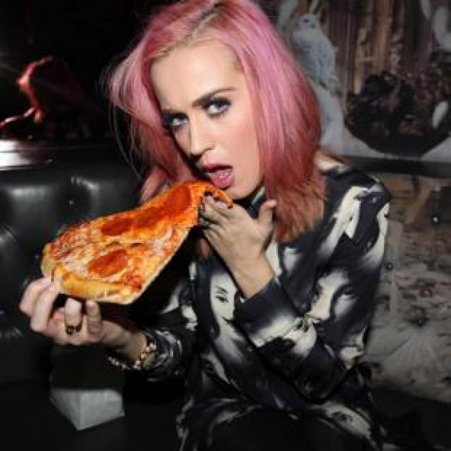 Pakai Kostum Pizza, Katy Perry Jadi Korban Gigitan Anjing