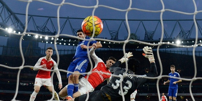 Mertesacker Diusir, Arsenal Disikat Chelsea Di Emirates Stadium