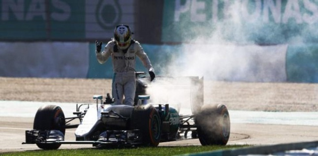 Mobil Lewis Hamilton Terbakar, Ada Konspirasi?