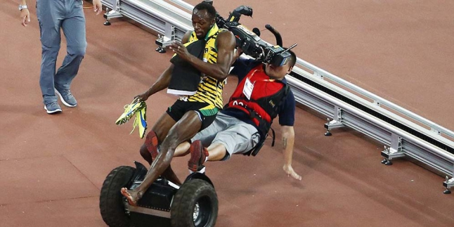 Momen Menggelikan saat Usain Bolt Ditabrak Juru Kamera