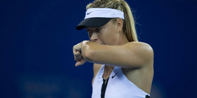 Paksakan Main, Sharapova Meringis Kesakitan Di Lapangan