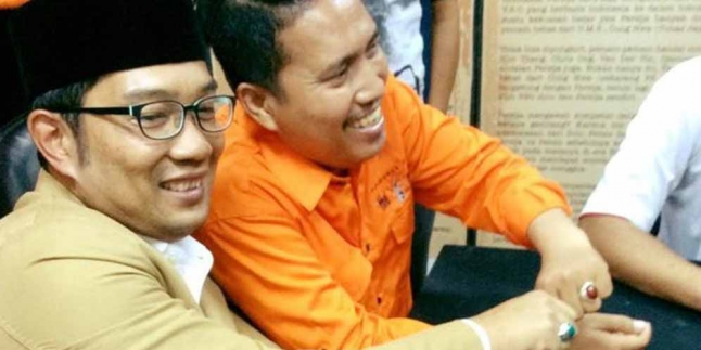 Ridwan Kamil Sowan Ke Markas The Jakmania dan Beri Batu Akik