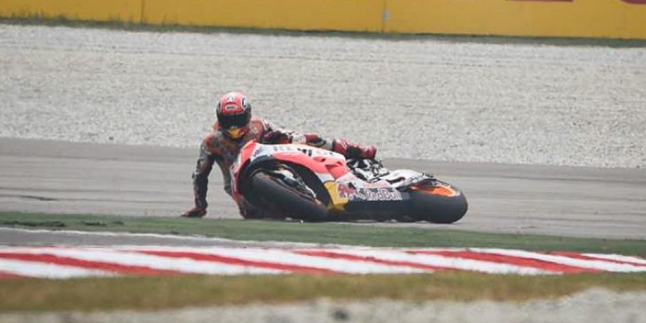 Rossi Tiga Kali 'Bikin' Marquez Jatuh