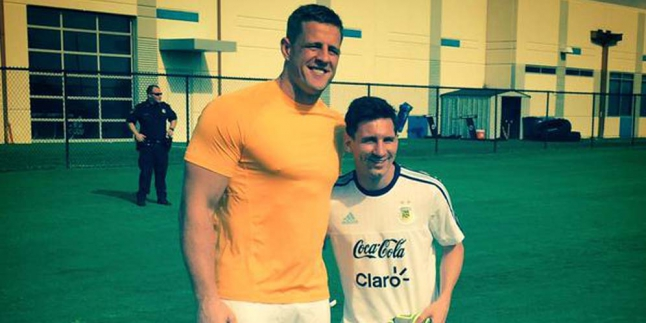 Saat Messi Seperti Bocah Di Samping JJ Watt