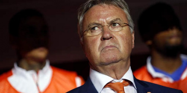 Tiba di London, Hiddink Siap Gantikan Mou?