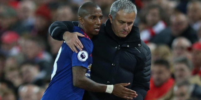 Setelah Memphis Depay, Mou Pastikan Lepas Ashley Young