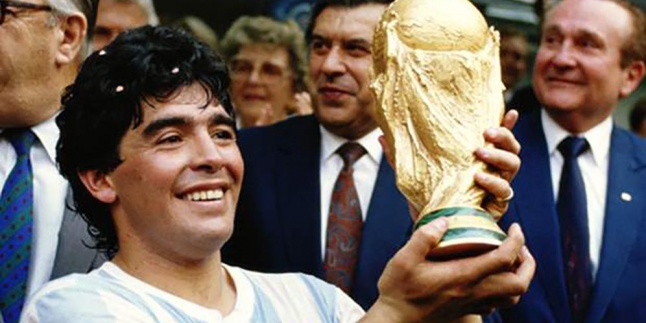 Gullit Anggap Maradona yang Terbaik