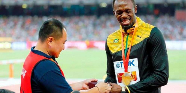 Usai Ditabrak, Bolt Dihadiahi Gelang Oleh Juru Kamera