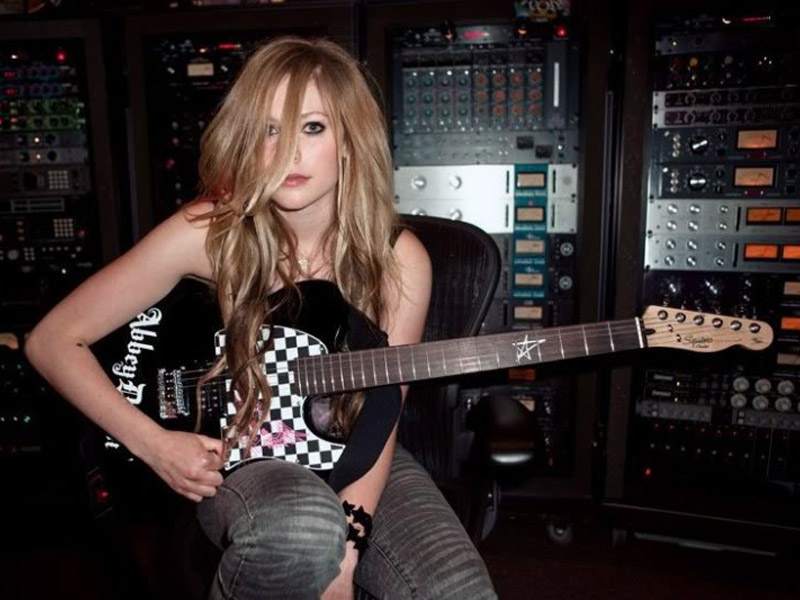 Beredar Bebas di Internet, Lagu Baru Avril Lavigne Bocor!