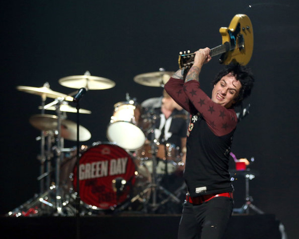 Billie Joe Sakit, Green Day Batalin Konser  thumbnail