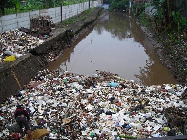 Buang Sampah Sembarangan, Foto Loe Bakal Mejeng di Pinggir Kali