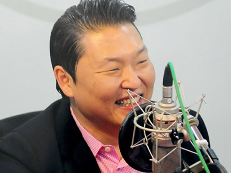 Diajak Kerjasama Bareng Gitaris Queen, PSY Nangis