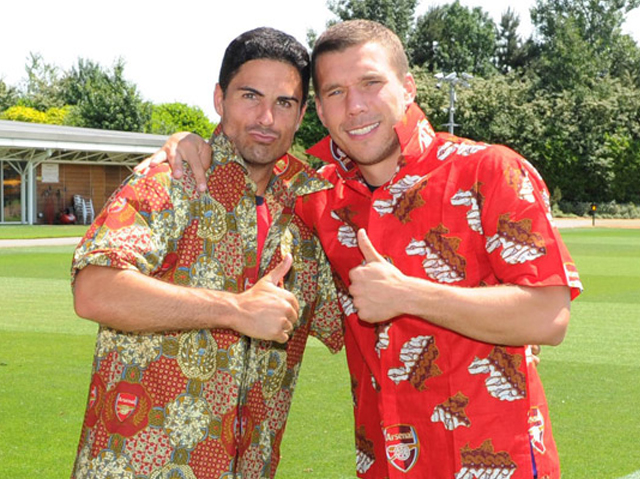 Enam Pemain Arsenal Berpose dengan Batik