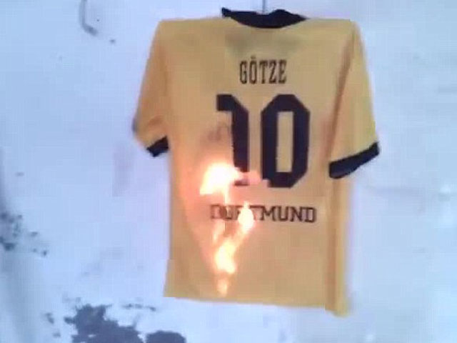 Gak Rela Goetze ke Muenchen, Fans Bakar Jersey