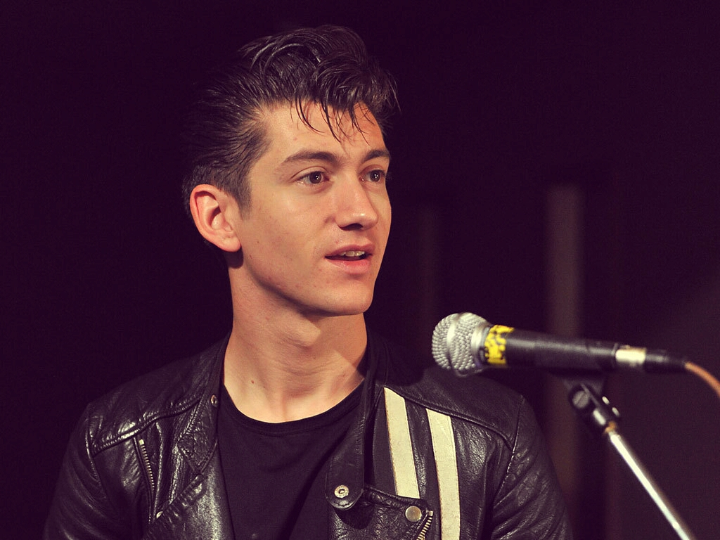 Ini Alasan Vokalis Arctic Monkeys Gak Miliki Akun Twitter