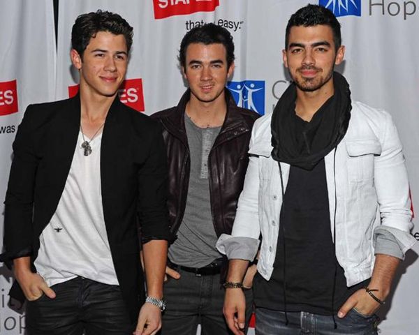 Jonas Brothers Goyang Lantai Disko | LAzone.id