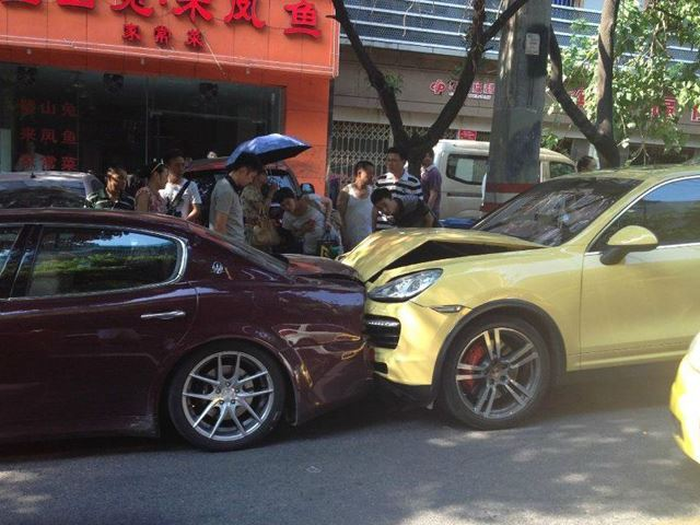 Kesal, Seorang Istri Nabrakin Porsche ke Maserati Suaminya!