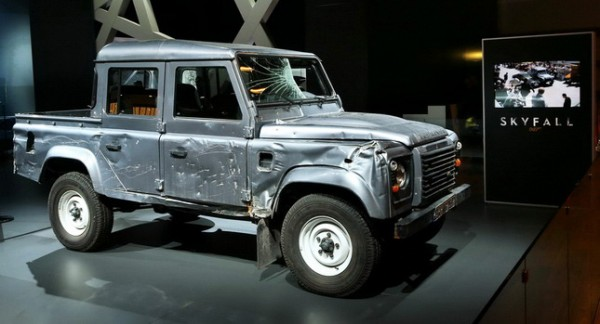 Land Rover pamerin Defender ringsek