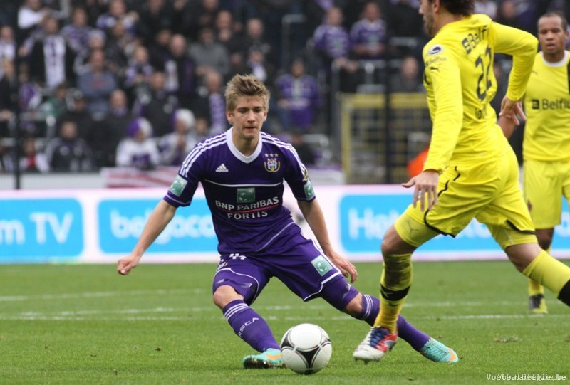 Manchester United Bidik Dennis Praet