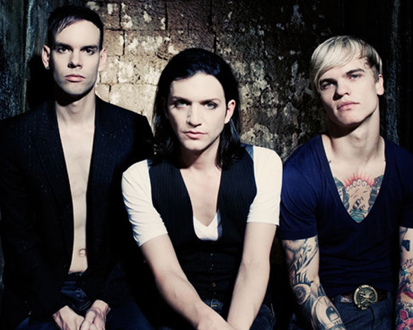 Merasa hidupnya terganggu, bintang cover album Placebo protes