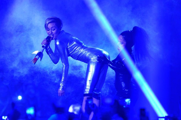 Miley Cyrus Ulangi 'Goyang Bokong' di MTV EMAs thumbnail