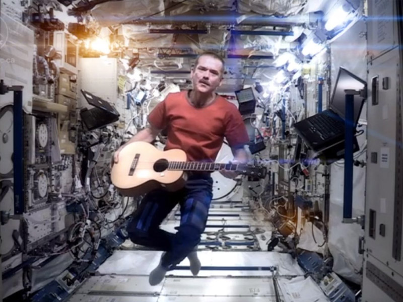 Nyanyiin Lagu David Bowie, Astronot Ini Bikin Video Klip di Luar Angkasa!