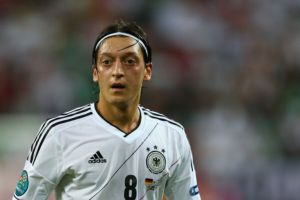 Ozil Jatuh Cinta pada Arsenal