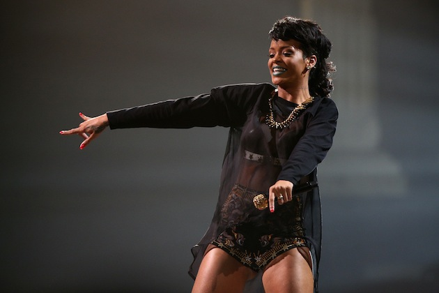 Penghargaan American Music Awards 2013 Rihanna Buat Para Fansnya!