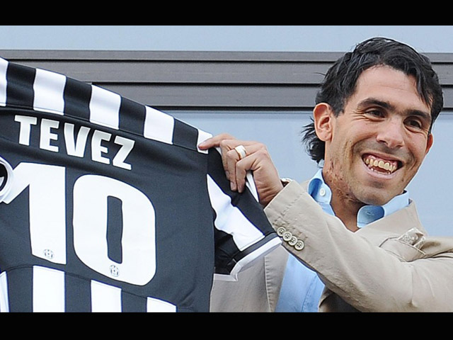 Resmi Milik Juventus, Tevez Kenakan Jersey Nomor 10!