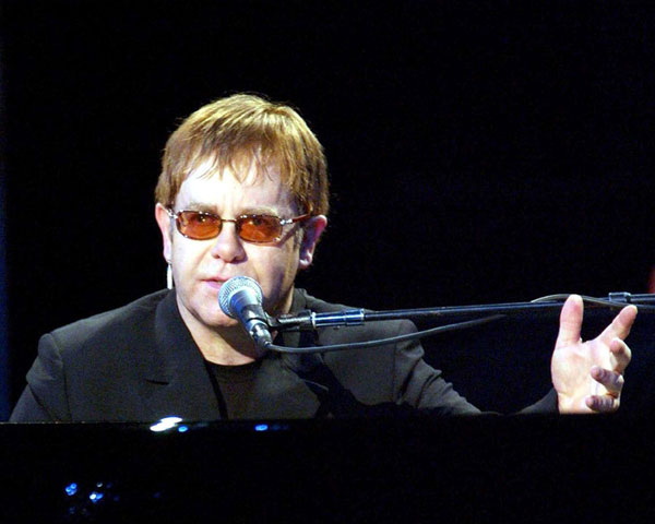 Sakit, Elton John batal konser