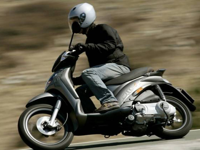 Skuter Piaggio 100 cc Versi Sporty Dipamerin Nih! thumbnail