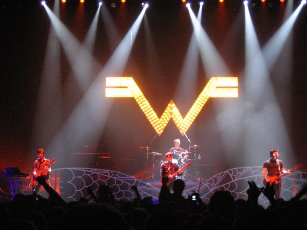 Yes, Weezer bakal konser di Jakarta tahun depan!