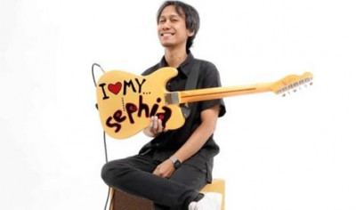 eross-candra-dengan-fender-signature-telecaster-eross-candra-reissued-i-love-my-sephia thumbnail