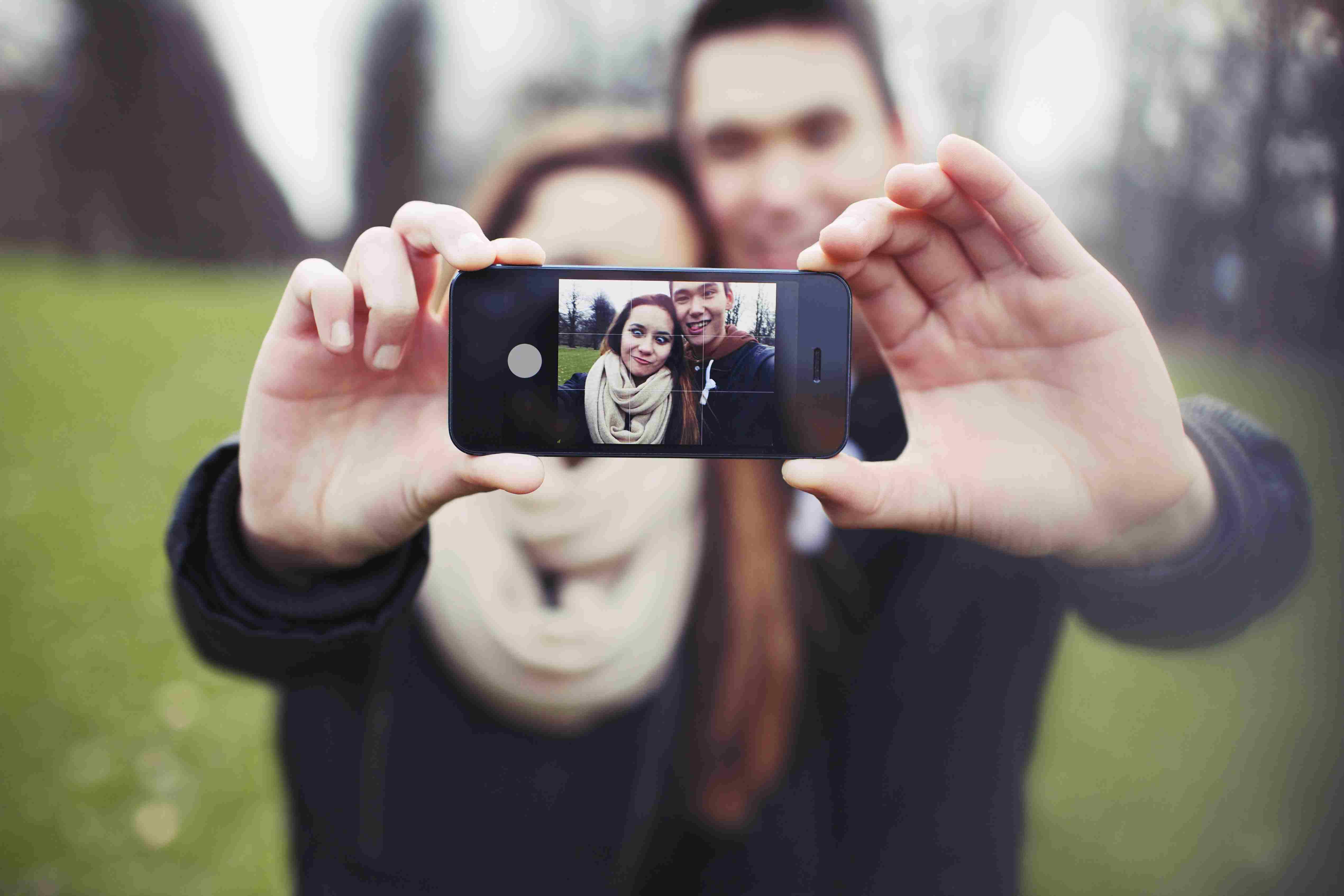 Pembuktian Cinta Harus Pamer Foto Pacar di Sosmed, Masa Sih?