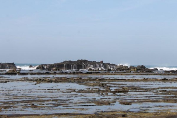 Sawarna Itu Unik Buktinya Ada Air Terjun Laut LAzone id