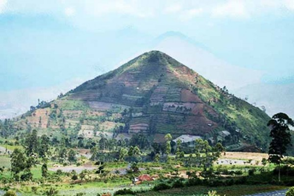 Gunung Padang Calon Piramida Terbesar Di Dunia Lazone Id