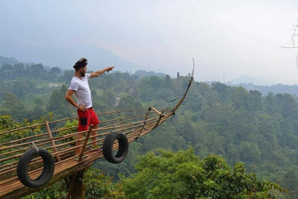 Meja Melayang di Langit Ada di Ranggon Hills  LAzone.id