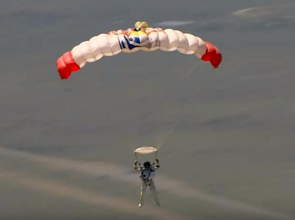 Skydiving Tertinggi dari Angkasa, Sampai Pakai Baju Astronot 